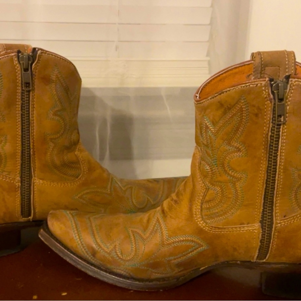 Circle G Women’s zipper ankle Boot size 8.5